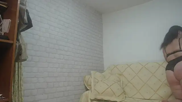 Snapshot of EmmaSquirt chatting on February 6, 10:43 pm EmmaSquirt online show from February 6, 10:43 pm