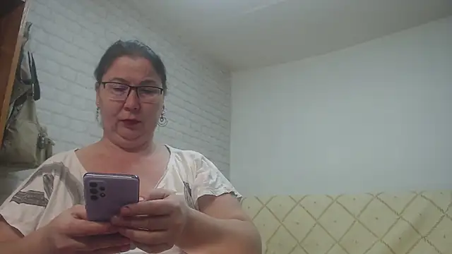 Snapshot of EmmaSquirt chatting on February 13, 7:56 am EmmaSquirt online show from February 13, 7:56 am