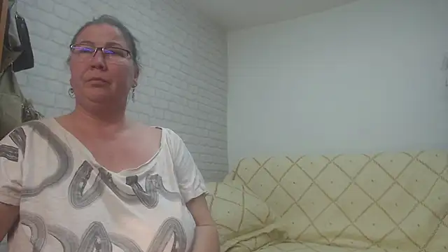 Snapshot of EmmaSquirt chatting on February 13, 9:27 pm EmmaSquirt online show from February 13, 9:27 pm