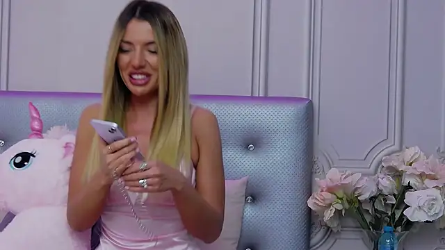 ClaraHazel online show from December 6, 1:11 pm