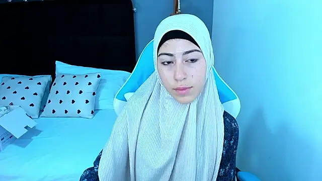 chaymae nah  online show from December 19, 8:23 pm