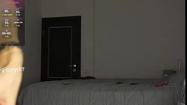 Snapshot of diffgirls2 chatting on December 12, 1:06 pm diffgirls2 online show from December 12, 1:06 pm