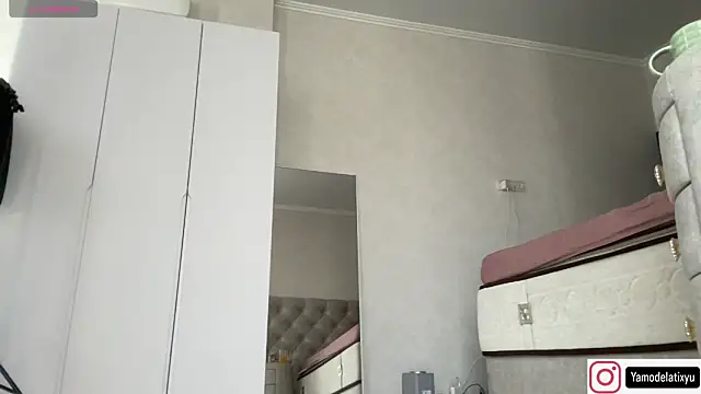 Snapshot of diffgirls2 chatting on September 13, 9:09 am diffgirls2 online show from September 13, 9:09 am