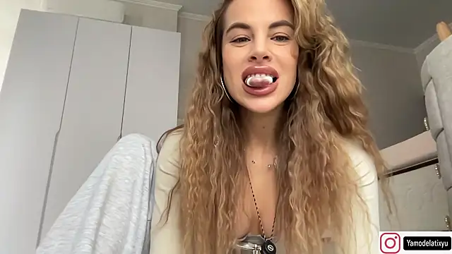 Snapshot of diffgirls2 chatting on September 29, 10:09 am diffgirls2 online show from September 29, 10:09 am