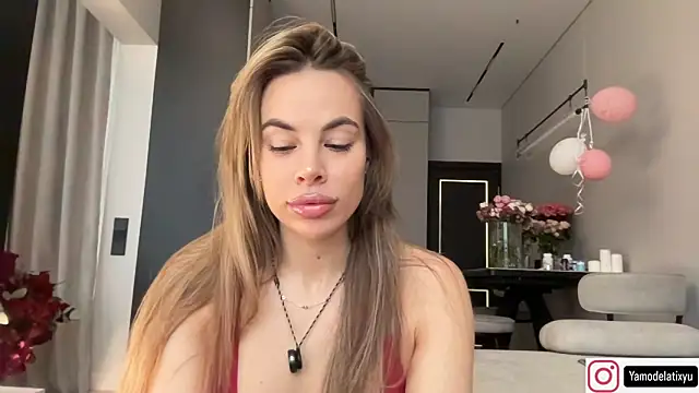 Snapshot of diffgirls2 chatting on October 5, 10:35 am diffgirls2 online show from October 5, 10:35 am