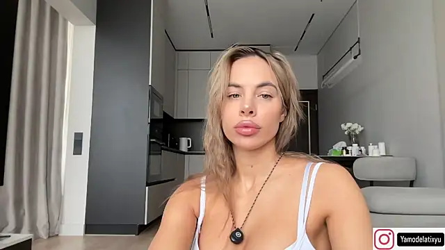 Snapshot of diffgirls2 chatting on October 22, 11:10 am diffgirls2 online show from October 22, 11:10 am