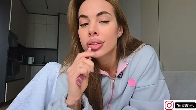 Snapshot of diffgirls2 chatting on December 3, 10:13 am diffgirls2 online show from December 3, 10:13 am