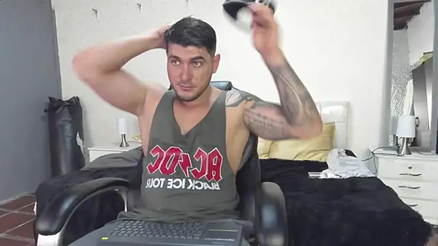 Snapshot of Teilor_Creed chatting on February 13, 8:45 pm Teilor Creed online show from February 13, 8:45 pm