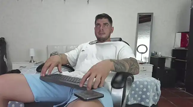 Snapshot of Teilor_Creed chatting on February 19, 8:10 pm Teilor Creed online show from February 19, 8:10 pm