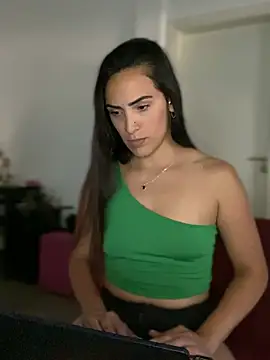 Snapshot of alessandra-a chatting on January 2, 9:50 pm alessandra-a online show from January 2, 9:50 pm