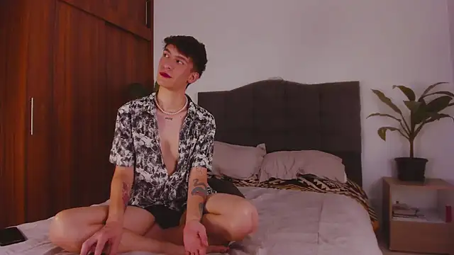 2gays 1Str8 online show from February 4, 9:20 pm