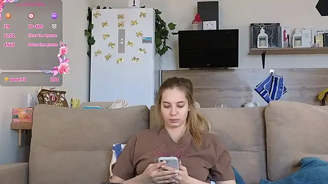 Girl alone home online show from February 26, 3:30 pm