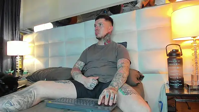 Snapshot of Adam_tatto chatting on September 22, 10:34 pm Adam tatto online show from September 22, 10:34 pm