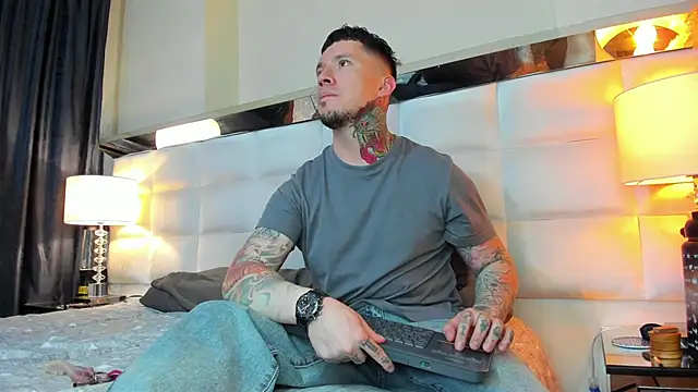 Snapshot of Adam_tatto chatting on October 5, 4:00 am Adam tatto online show from October 5, 4:00 am