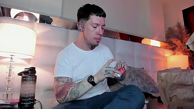 Snapshot of Adam_tatto chatting on November 5, 4:56 am Adam tatto online show from November 5, 4:56 am