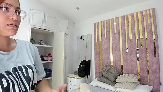 LeahxBarker online show from March 17, 11:00 pm