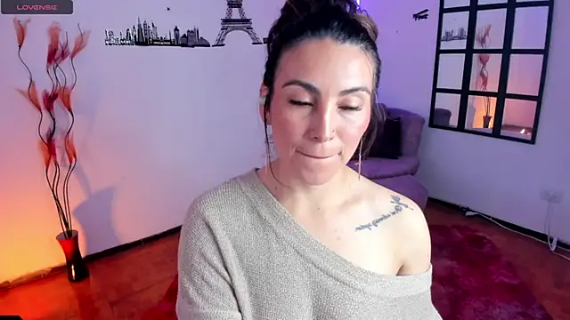 Snapshot of Elizabeth_taylor_b chatting on March 18, 6:04 pm Elizabeth taylor b online show from March 18, 6:04 pm