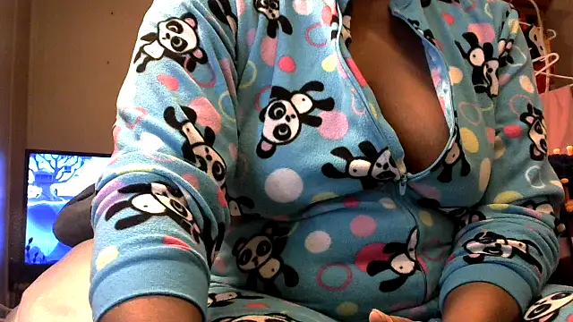 Snapshot of EbonyFetishQueen chatting on November 11, 4:40 pm EbonyFetishQueen online show from November 11, 4:40 pm