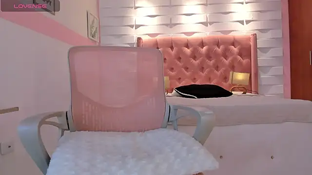 Snapshot of mhelissaw chatting on January 2, 9:54 am mhelissaw online show from January 2, 9:54 am