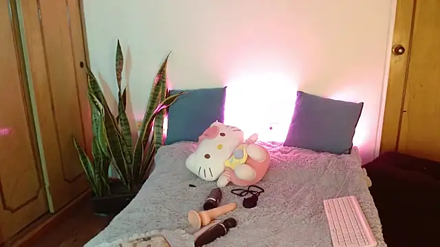 kittycatw online show from September 8, 3:33 pm