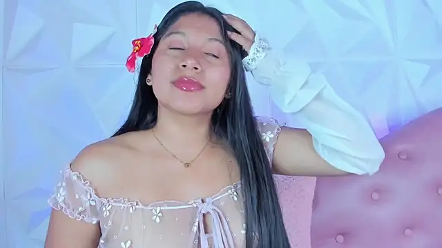 LinnaGardenia online show from December 5, 1:28 pm