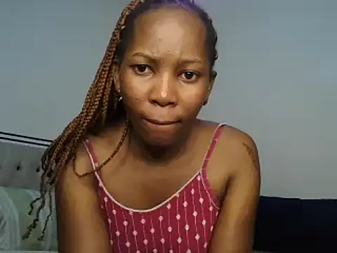 Snapshot of Petitiebooty chatting on February 3, 7:18 am Petitiebooty online show from February 3, 7:18 am