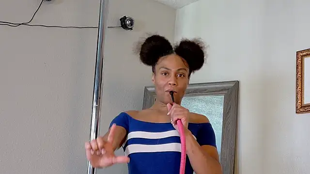 Snapshot of yiauana chatting on February 17, 10:14 pm yiauana online show from February 17, 10:14 pm