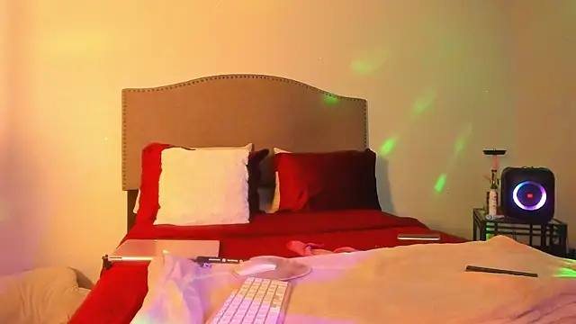 Snapshot of yiauana chatting on December 1, 3:22 am yiauana online show from December 1, 3:22 am