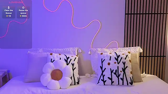 Ester Hill online show from February 8, 8:21 pm