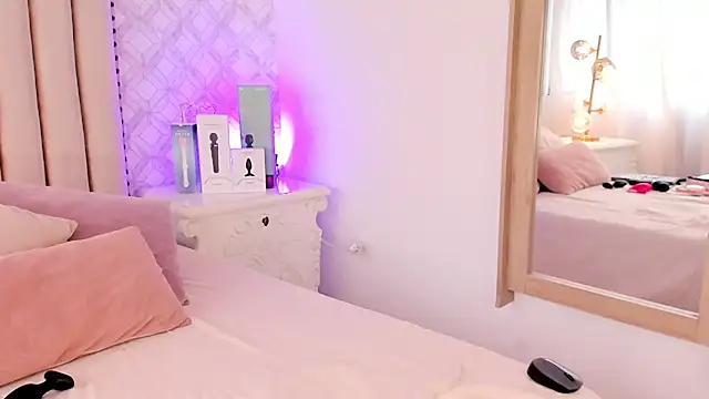 Snapshot of Charlotte__08 chatting on February 7, 8:31 pm Charlotte 08 online show from February 7, 8:31 pm