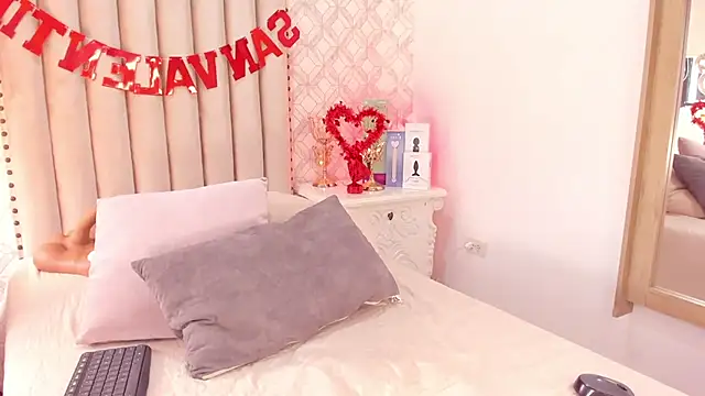 Snapshot of Charlotte__08 chatting on February 14, 9:32 pm Charlotte 08 online show from February 14, 9:32 pm