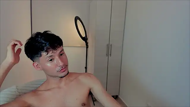 Snapshot of dimitri_targaryen chatting on December 3, 8:05 am dimitri targaryen online show from December 3, 8:05 am