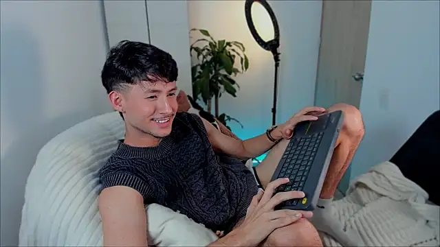 Snapshot of dimitri_targaryen chatting on December 20, 6:40 am dimitri targaryen online show from December 20, 6:40 am