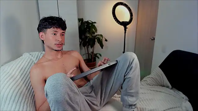 Snapshot of dimitri_targaryen chatting on December 31, 4:49 am dimitri targaryen online show from December 31, 4:49 am