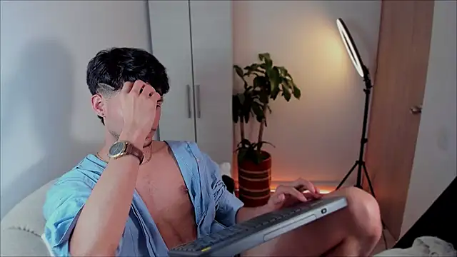 Snapshot of dimitri_targaryen chatting on January 8, 6:41 am dimitri targaryen online show from January 8, 6:41 am