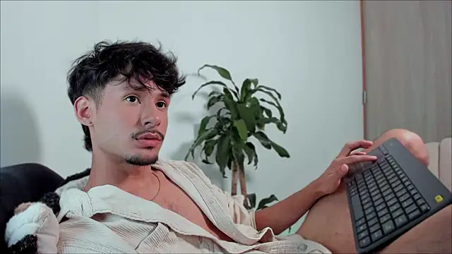 Snapshot of dimitri_targaryen chatting on February 21, 2:06 am dimitri targaryen online show from February 21, 2:06 am