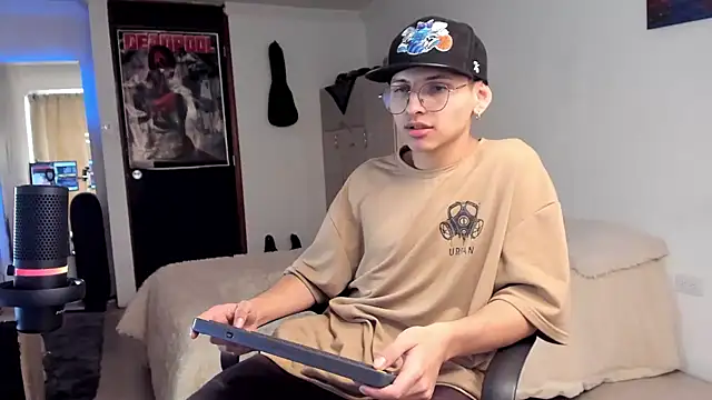 a lejandro 0 8 online show from December 8, 4:07 pm