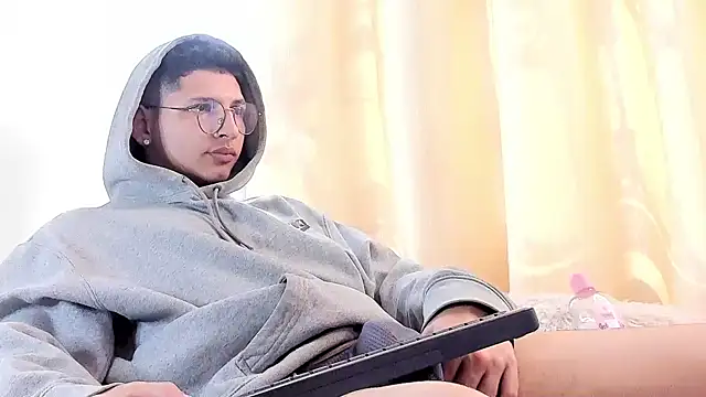 a lejandro 0 8 online show from February 9, 7:41 pm