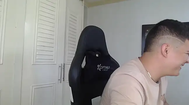 Snapshot of Plug_Control chatting on January 21, 6:55 pm Plug Control online show from January 21, 6:55 pm