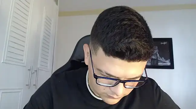 Snapshot of Plug_Control chatting on February 15, 6:12 pm Plug Control online show from February 15, 6:12 pm