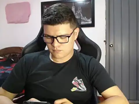 Snapshot of Plug_Control chatting on February 21, 4:26 pm Plug Control online show from February 21, 4:26 pm