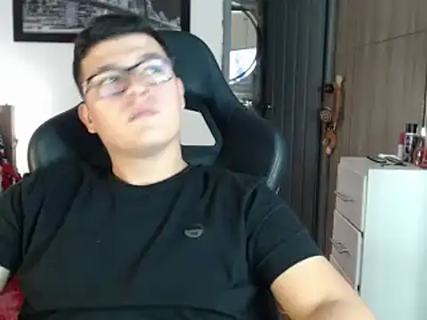 Snapshot of Plug_Control chatting on February 21, 10:37 pm Plug Control online show from February 21, 10:37 pm