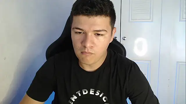 Snapshot of Plug_Control chatting on September 13, 7:24 pm Plug Control online show from September 13, 7:24 pm