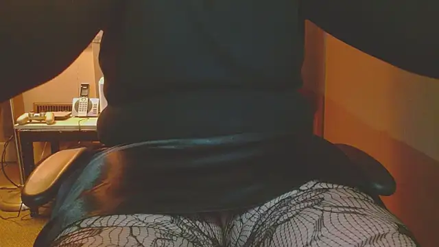 Snapshot of cosmicjones chatting on February 17, 12:48 pm cosmicjones online show from February 17, 12:48 pm