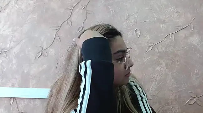 Miabonnett  online show from February 10, 7:07 pm