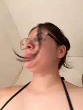 Snapshot of livgomez chatting on January 7, 12:24 am livgomez online show from January 7, 12:24 am