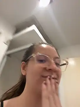 Snapshot of livgomez chatting on October 2, 11:12 pm livgomez online show from October 2, 11:12 pm