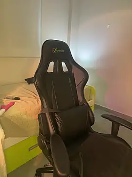 Snapshot of MisFrekcles_ chatting on December 13, 12:17 pm MisFrekcles online show from December 13, 12:17 pm