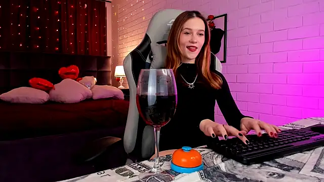 LolaLemona online show from March 2, 9:31 am