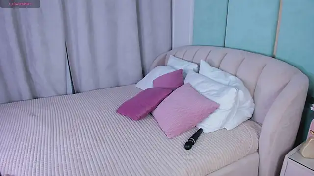 Love is Lola online show from January 10, 1:21 am